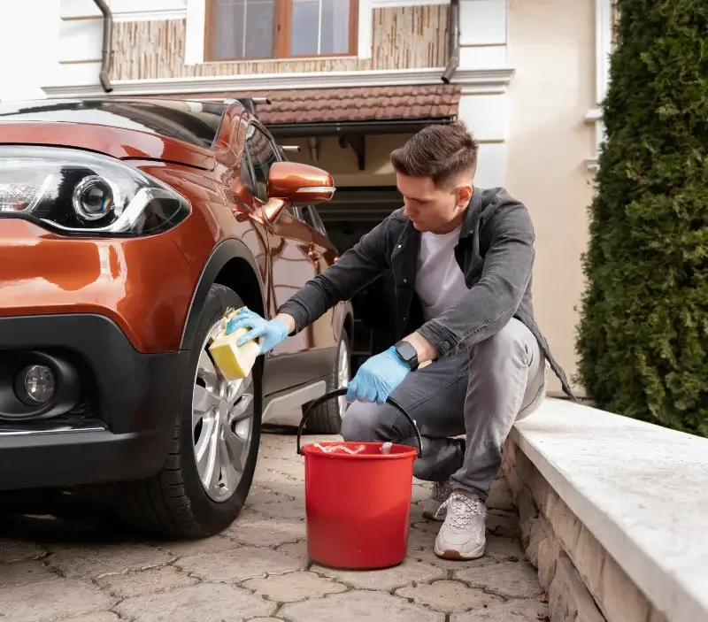 Lavage auto à domicile La Chapelle-Villars : professionnel intervenant sur un véhicule